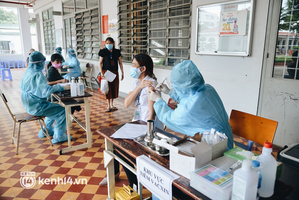 Thần tốc tiêm vaccine đại trà cho người dân ở TP.HCM  - Ảnh 8.