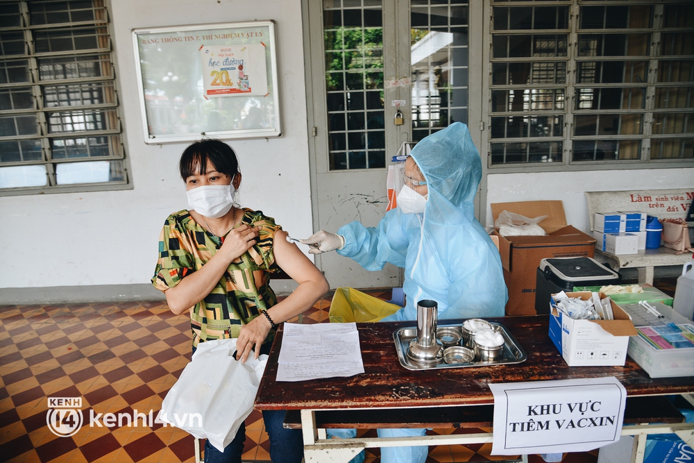Thần tốc tiêm vaccine đại trà cho người dân ở TP.HCM  - Ảnh 6.