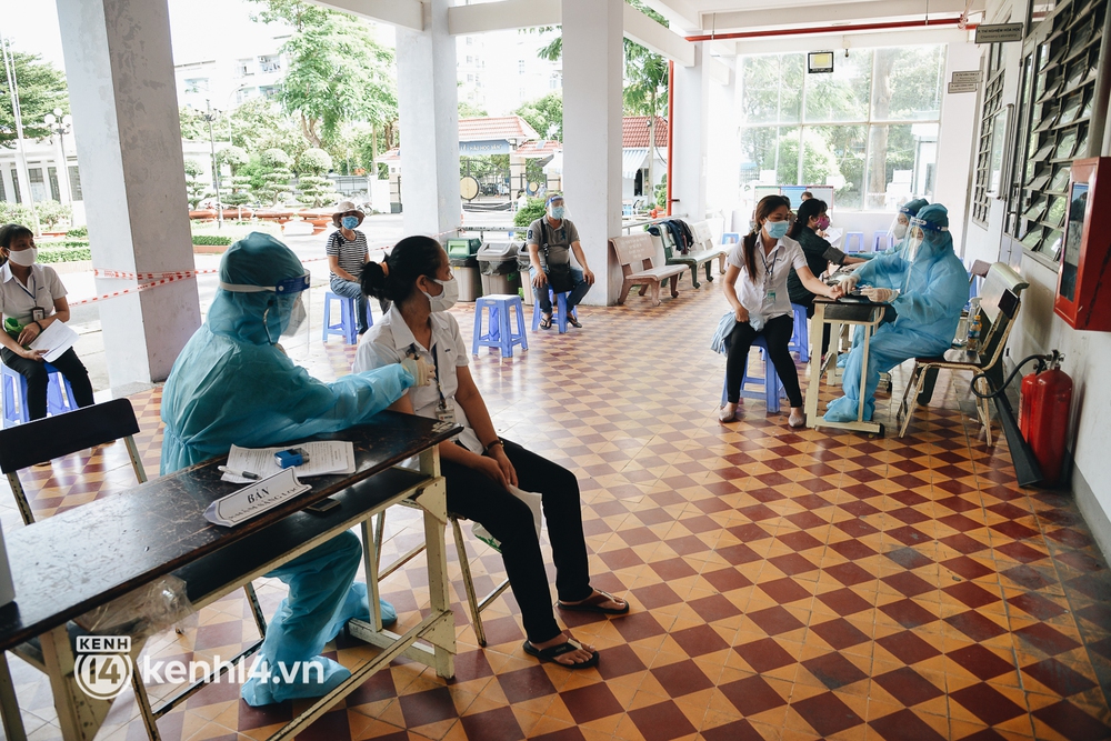 Thần tốc tiêm vaccine đại trà cho người dân ở TP.HCM  - Ảnh 5.