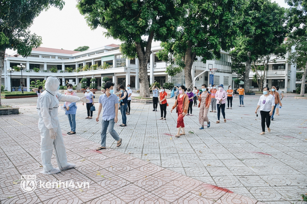 Thần tốc tiêm vaccine đại trà cho người dân ở TP.HCM  - Ảnh 1.