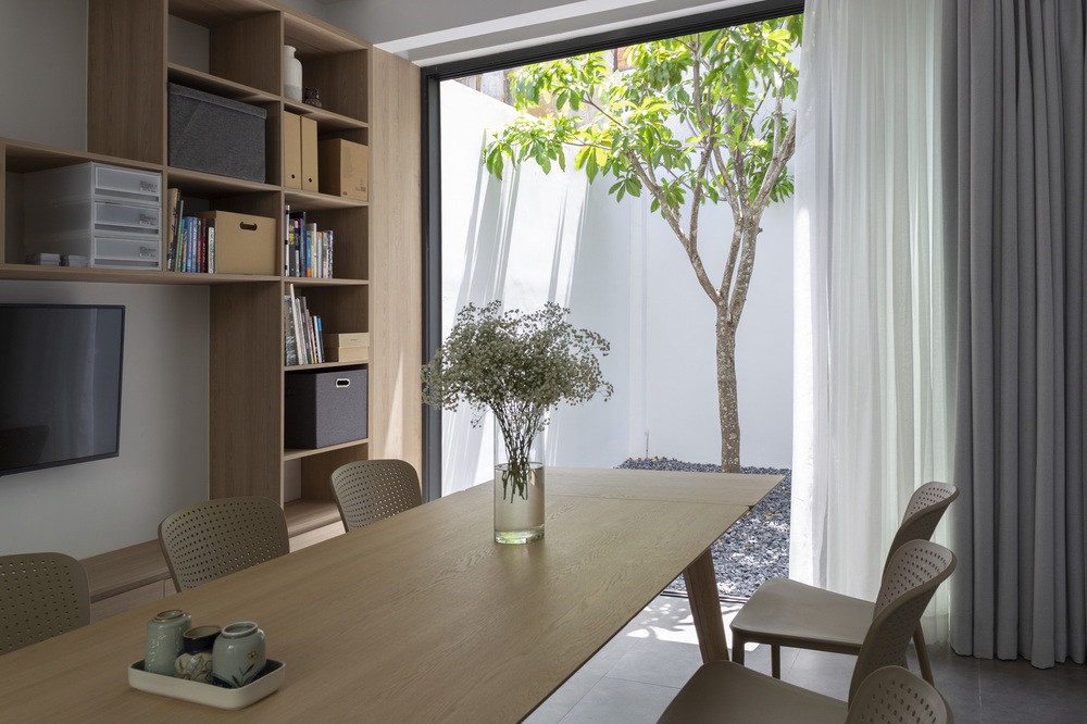 Nhà phố hướng nội với mặt tiền là 2 khối hộp, bên trong thiết kế hệ tủ 14m làm bếp kiêm nơi giặt đồ - Ảnh 3.