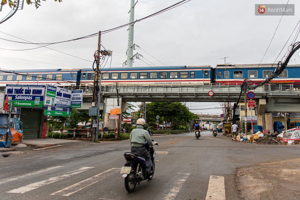 Ảnh: Sài Gòn vắng vẻ, thưa thớt xe cộ qua lại trong ngày đầu thực hiện giãn cách xã hội theo Chỉ thị 16 - Ảnh 8.