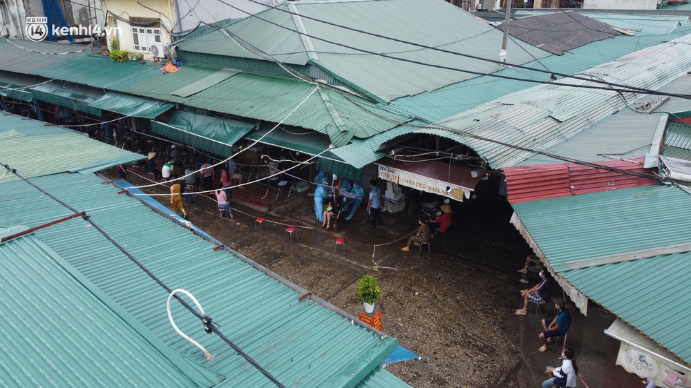 Hà Nội: Tạm dừng hoạt động chợ Phùng Khoang, hàng trăm tiểu thương đội mưa chờ xét nghiệm Covid-19 - Ảnh 3.