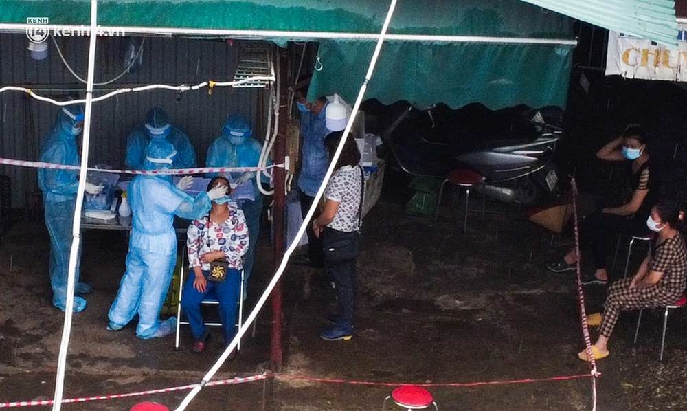 Hà Nội: Tạm dừng hoạt động chợ Phùng Khoang, hàng trăm tiểu thương đội mưa chờ xét nghiệm Covid-19 - Ảnh 5.