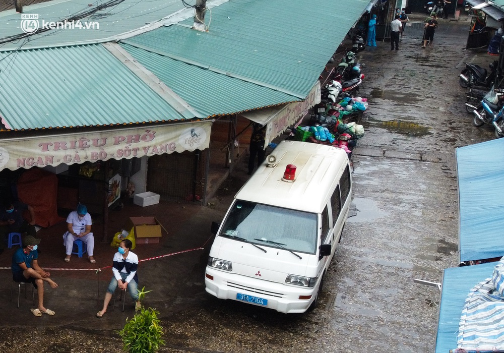 Hà Nội: Tạm dừng hoạt động chợ Phùng Khoang, hàng trăm tiểu thương đội mưa chờ xét nghiệm Covid-19 - Ảnh 6.