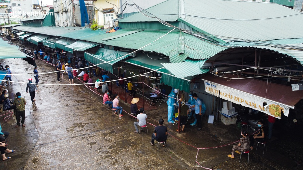 Hà Nội: Tạm dừng hoạt động chợ Phùng Khoang, hàng trăm tiểu thương đội mưa chờ xét nghiệm Covid-19 - Ảnh 4.