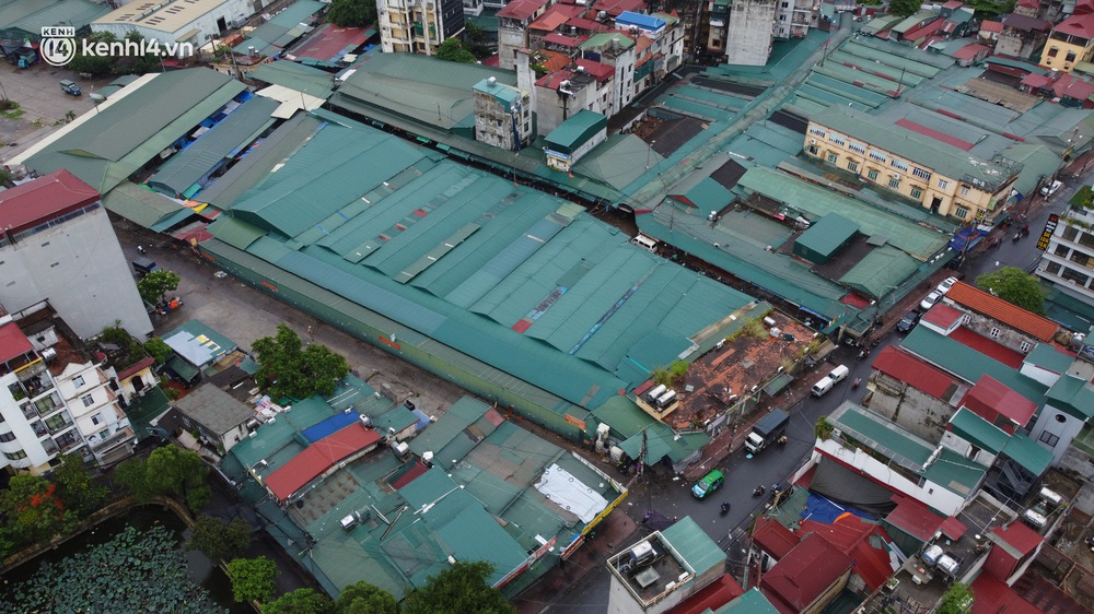 Hà Nội: Tạm dừng hoạt động chợ Phùng Khoang, hàng trăm tiểu thương đội mưa chờ xét nghiệm Covid-19 - Ảnh 2.