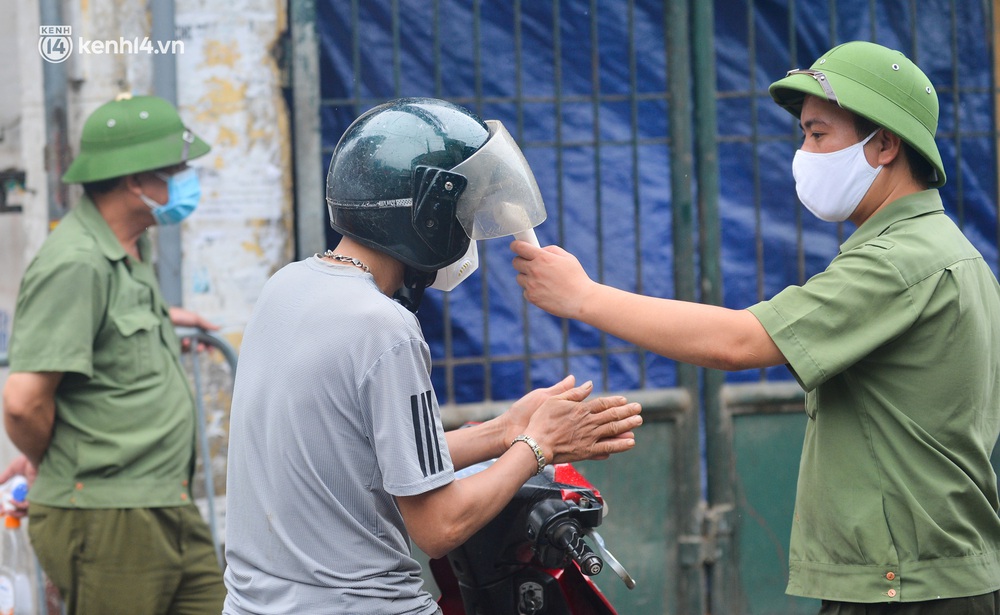 Hà Nội: Tạm dừng hoạt động chợ Phùng Khoang, hàng trăm tiểu thương đội mưa chờ xét nghiệm Covid-19 - Ảnh 11.