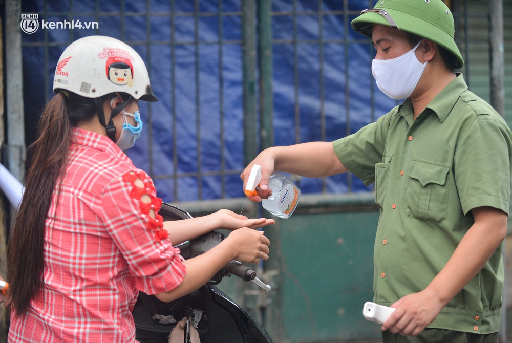 Hà Nội: Tạm dừng hoạt động chợ Phùng Khoang, hàng trăm tiểu thương đội mưa chờ xét nghiệm Covid-19 - Ảnh 10.