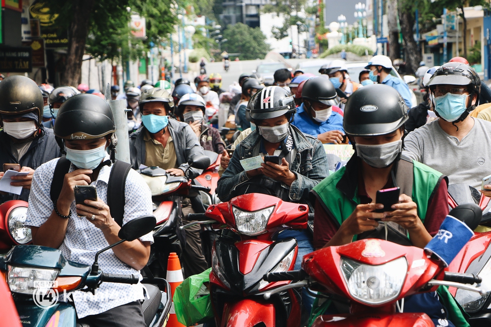 Hàng trăm phương tiện ùn ứ kéo dài khi kiểm tra người dân ra đường bằng hình thức mới ở TP.HCM - Ảnh 9. Hàng trăm phương tiện ùn ứ kéo dài khi kiểm tra người dân ra đường bằng hình thức mới ở TP.HCM - Ảnh 9.
