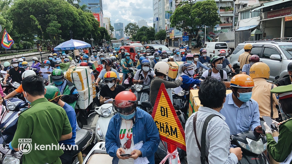 Hàng trăm phương tiện ùn ứ kéo dài khi kiểm tra người dân ra đường bằng hình thức mới ở TP.HCM - Ảnh 1.