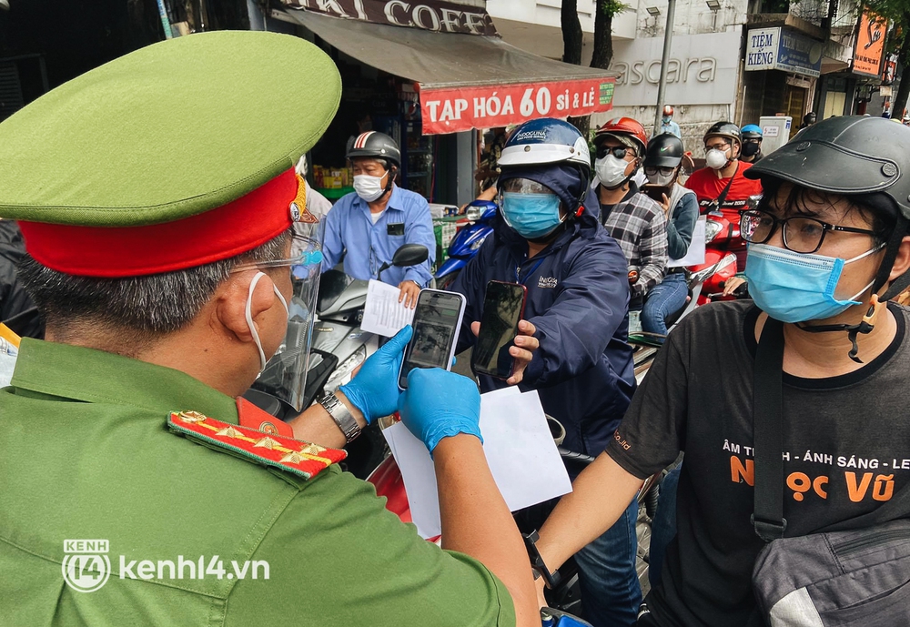 Hàng trăm phương tiện ùn ứ kéo dài khi kiểm tra người dân ra đường bằng hình thức mới ở TP.HCM - Ảnh 4. Hàng trăm phương tiện ùn ứ kéo dài khi kiểm tra người dân ra đường bằng hình thức mới ở TP.HCM - Ảnh 4.