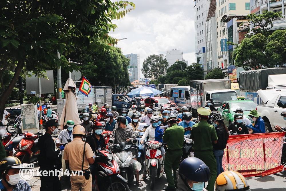 Hàng trăm phương tiện ùn ứ kéo dài khi kiểm tra người dân ra đường bằng hình thức mới ở TP.HCM - Ảnh 2.