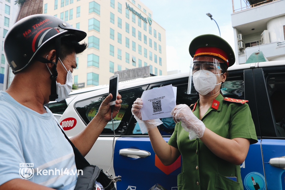 Hàng trăm phương tiện ùn ứ kéo dài khi kiểm tra người dân ra đường bằng hình thức mới ở TP.HCM - Ảnh 11. Hàng trăm phương tiện ùn ứ kéo dài khi kiểm tra người dân ra đường bằng hình thức mới ở TP.HCM - Ảnh 11.