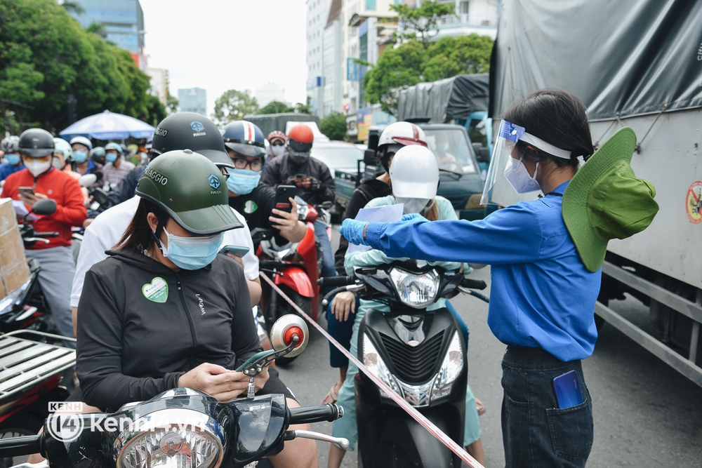 Hàng trăm phương tiện ùn ứ kéo dài khi kiểm tra người dân ra đường bằng hình thức mới ở TP.HCM - Ảnh 12.