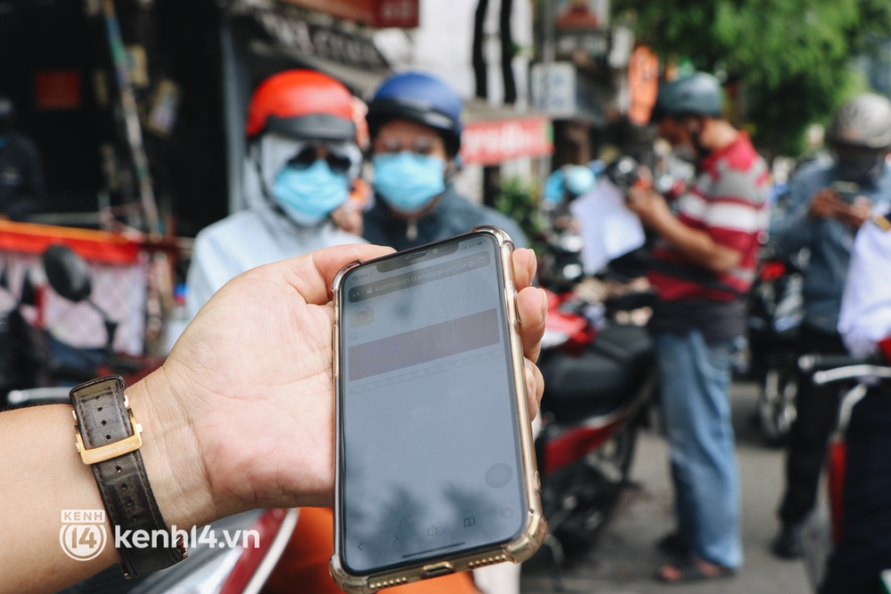 Hàng trăm phương tiện ùn ứ kéo dài khi kiểm tra người dân ra đường bằng hình thức mới ở TP.HCM - Ảnh 6. Hàng trăm phương tiện ùn ứ kéo dài khi kiểm tra người dân ra đường bằng hình thức mới ở TP.HCM - Ảnh 6.