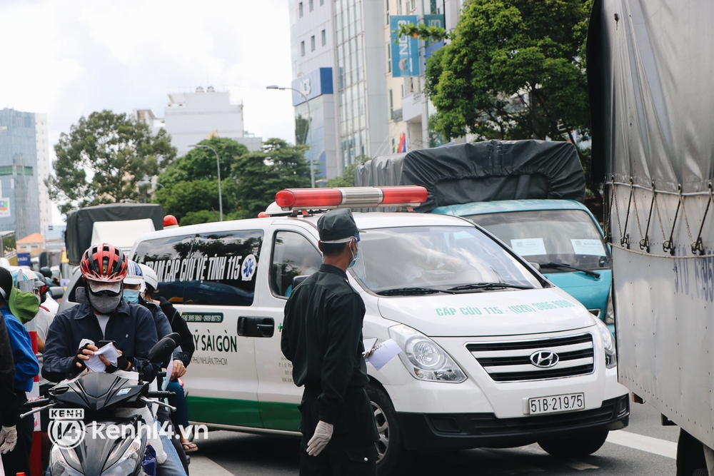 Hàng trăm phương tiện ùn ứ kéo dài khi kiểm tra người dân ra đường bằng hình thức mới ở TP.HCM - Ảnh 5. Hàng trăm phương tiện ùn ứ kéo dài khi kiểm tra người dân ra đường bằng hình thức mới ở TP.HCM - Ảnh 5.