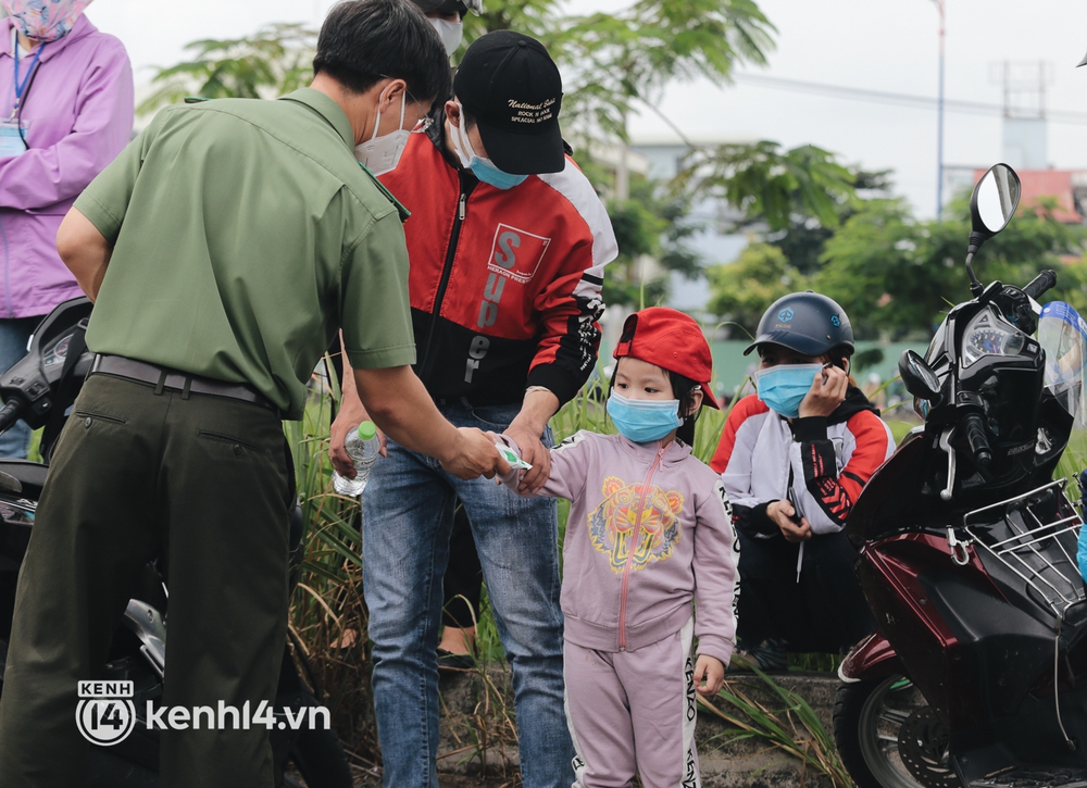 Ảnh: Hàng nghìn người ùn ùn rời TP.HCM về quê bằng xe máy, xót xa cảnh những đứa trẻ vật vờ ngủ gật trong lòng cha mẹ - Ảnh 9. Ảnh: Hàng nghìn người ùn ùn rời TP.HCM về quê bằng xe máy, xót xa cảnh những đứa trẻ vật vờ ngủ gật trong lòng cha mẹ - Ảnh 9.