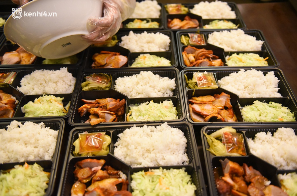 Ảnh: Ấm lòng với hàng trăm suất cơm 0 đồng tiếp sức cho đội ngũ y bác sỹ Bệnh viện Phổi chống dịch Covid-19 - Ảnh 11.