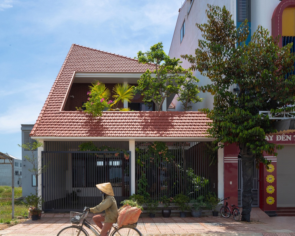 Nhà chóp nón nổi bật nhất khu phố với hệ mái ngói đỏ rực rỡ, thiết kế thuần Việt bước đến đâu thấy chill đến đó - Ảnh 1. Nhà chóp nón nổi bật nhất khu phố với hệ mái ngói đỏ rực rỡ, thiết kế thuần Việt bước đến đâu thấy chill đến đó - Ảnh 1.