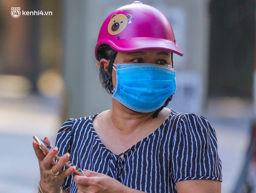 Ảnh: Biển quảng cáo treo kín hàng rào trong khu chợ nhà giàu tại Hà Nội, giãn cách xã hội nhưng alo là có hàng - Ảnh 4. Ảnh: Biển quảng cáo treo kín hàng rào trong khu chợ nhà giàu tại Hà Nội, giãn cách xã hội nhưng alo là có hàng - Ảnh 4.