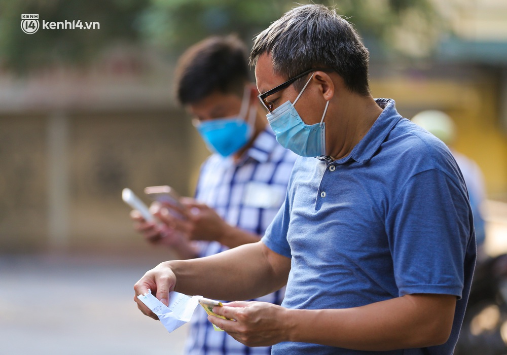 Ảnh: Biển quảng cáo treo kín hàng rào trong khu chợ nhà giàu tại Hà Nội, giãn cách xã hội nhưng alo là có hàng - Ảnh 10. Ảnh: Biển quảng cáo treo kín hàng rào trong khu chợ nhà giàu tại Hà Nội, giãn cách xã hội nhưng alo là có hàng - Ảnh 10.