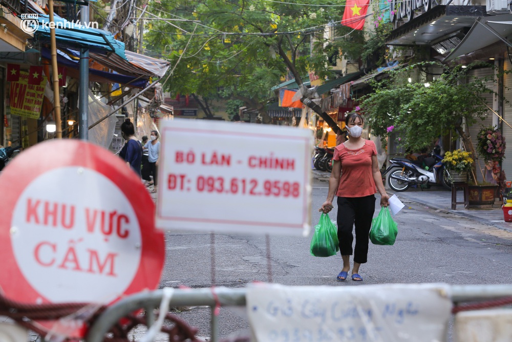 Ảnh: Biển quảng cáo treo kín hàng rào trong khu chợ nhà giàu tại Hà Nội, giãn cách xã hội nhưng alo là có hàng - Ảnh 6. Ảnh: Biển quảng cáo treo kín hàng rào trong khu chợ nhà giàu tại Hà Nội, giãn cách xã hội nhưng alo là có hàng - Ảnh 6.