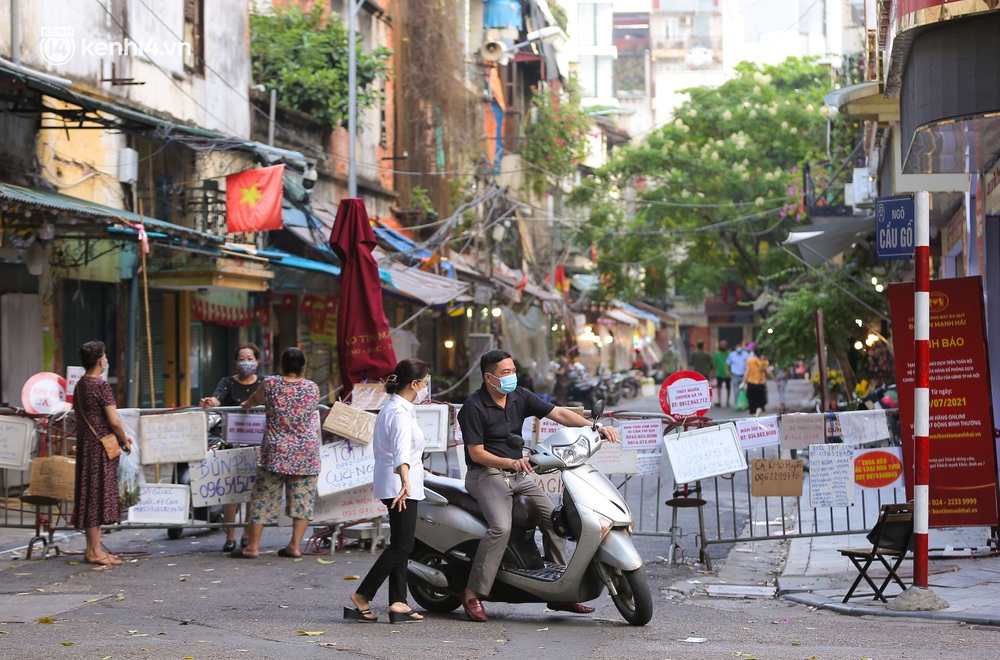 Ảnh: Biển quảng cáo treo kín hàng rào trong khu chợ nhà giàu tại Hà Nội, giãn cách xã hội nhưng alo là có hàng - Ảnh 1. Ảnh: Biển quảng cáo treo kín hàng rào trong khu chợ nhà giàu tại Hà Nội, giãn cách xã hội nhưng alo là có hàng - Ảnh 1.
