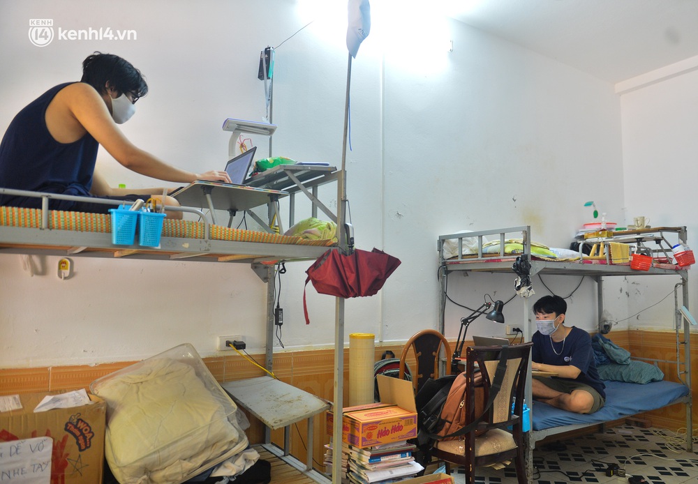 Cuộc sống những sinh viên mắc kẹt ở Hà Nội vì dịch Covid-19: Nhớ quê nhà nhưng chuẩn bị tâm lý nếu tiếp tục giãn cách - Ảnh 4. Cuộc sống những sinh viên mắc kẹt ở Hà Nội vì dịch Covid-19: Nhớ quê nhà nhưng chuẩn bị tâm lý nếu tiếp tục giãn cách - Ảnh 4.