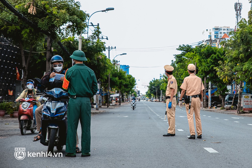 Cận cảnh lực lượng quân đội tuần tra đường phố Sài Gòn, kiểm soát tại các chốt phòng dịch Covid-19 - Ảnh 6. Cận cảnh lực lượng quân đội tuần tra đường phố Sài Gòn, kiểm soát tại các chốt phòng dịch Covid-19 - Ảnh 6.