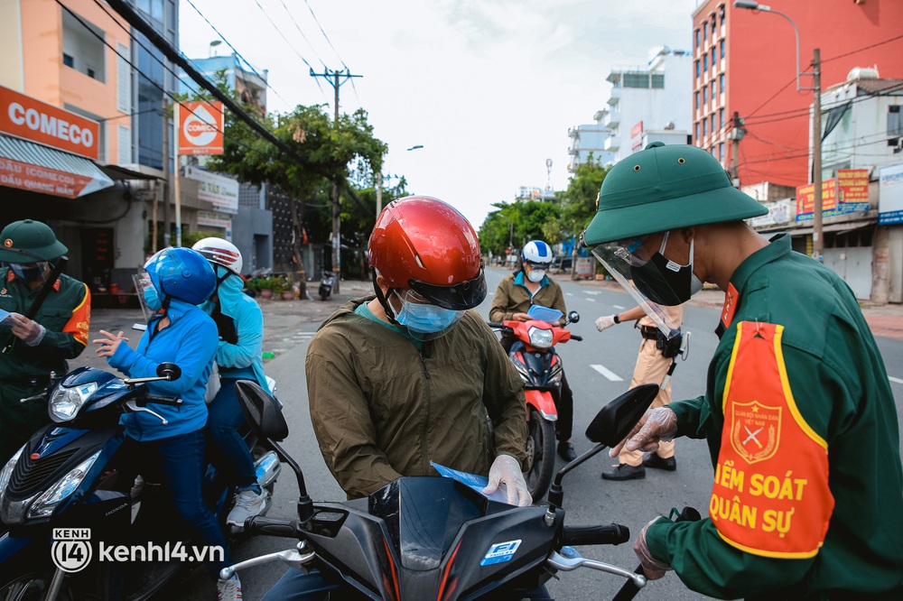 Cận cảnh lực lượng quân đội tuần tra đường phố Sài Gòn, kiểm soát tại các chốt phòng dịch Covid-19 - Ảnh 7. Cận cảnh lực lượng quân đội tuần tra đường phố Sài Gòn, kiểm soát tại các chốt phòng dịch Covid-19 - Ảnh 7.