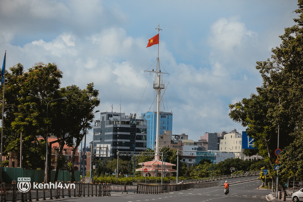 Đường phố Sài Gòn vắng lặng chưa từng thấy trong ngày đầu siết chặt giãn cách: Không còn bóng shipper, ai ở đâu ở yên đó - Ảnh 11.