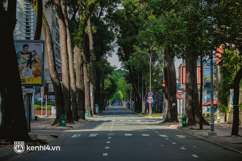 Đường phố Sài Gòn vắng lặng chưa từng thấy trong ngày đầu siết chặt giãn cách: Không còn bóng shipper, ai ở đâu ở yên đó - Ảnh 10.
