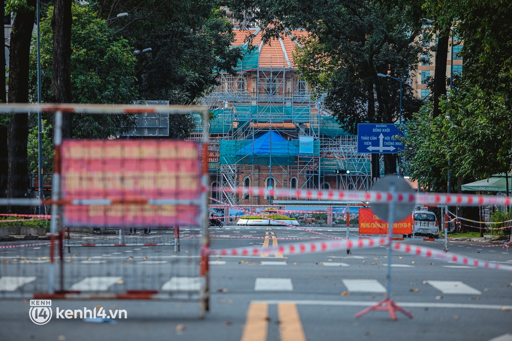 Đường phố Sài Gòn vắng lặng chưa từng thấy trong ngày đầu siết chặt giãn cách: Không còn bóng shipper, “ai ở đâu ở yên đó” - Ảnh 3.