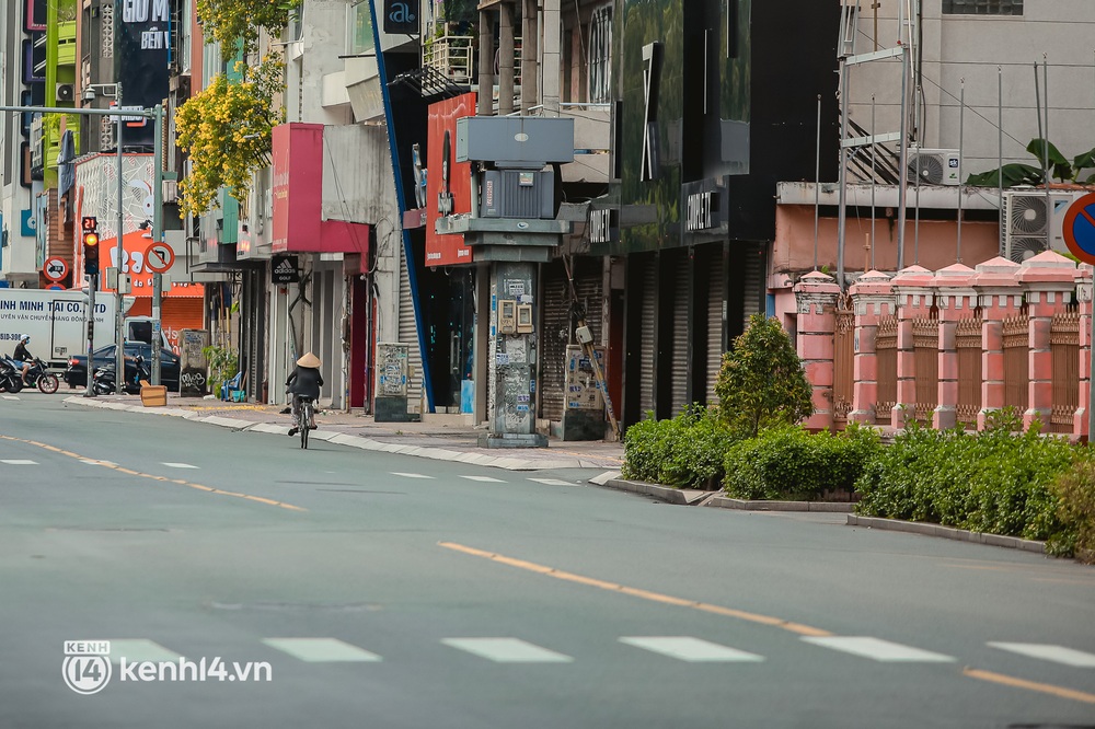 Đường phố Sài Gòn vắng lặng chưa từng thấy trong ngày đầu siết chặt giãn cách: Không còn bóng shipper, ai ở đâu ở yên đó - Ảnh 2.