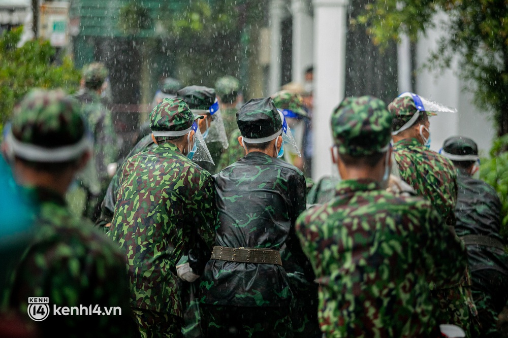 Các chiến sĩ bộ binh dầm mưa, mang rau củ tự tay trồng tặng bà con Sài Gòn khiến ai cũng xúc động: “Thấy mấy chú vất vả mà sao thương quá” - Ảnh 16.