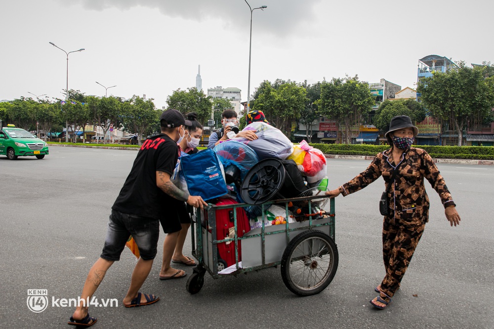 Ảnh: Bộ đội trợ lực đưa 2.000 người từ nhiều khu trọ lụp xụp đến nhà nghỉ, Chung Cư Liền Kề Dophin Plaza ở vùng xanh tránh dịch - Ảnh 6. Ảnh: Bộ đội trợ lực đưa 2.000 người từ nhiều khu trọ lụp xụp đến nhà nghỉ, Chung Cư Liền Kề Dophin Plaza ở vùng xanh tránh dịch - Ảnh 6.