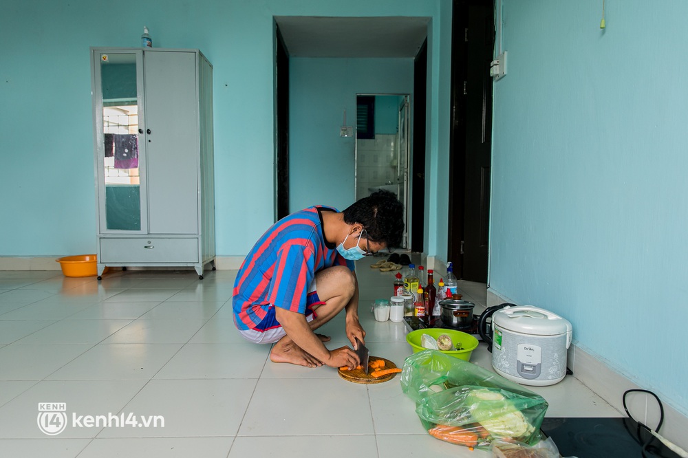 Ảnh: Bộ đội trợ lực đưa 2.000 người từ nhiều khu trọ lụp xụp đến nhà nghỉ, Chung Cư Liền Kề Dophin Plaza ở vùng xanh tránh dịch - Ảnh 13. Ảnh: Bộ đội trợ lực đưa 2.000 người từ nhiều khu trọ lụp xụp đến nhà nghỉ, Chung Cư Liền Kề Dophin Plaza ở vùng xanh tránh dịch - Ảnh 13.