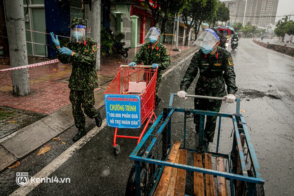 Các chiến sĩ bộ binh dầm mưa, mang rau củ tự tay trồng tặng bà con Sài Gòn khiến ai cũng xúc động: “Thấy mấy chú vất vả mà sao thương quá” - Ảnh 4. Các chiến sĩ bộ binh dầm mưa, mang rau củ tự tay trồng tặng bà con Sài Gòn khiến ai cũng xúc động: “Thấy mấy chú vất vả mà sao thương quá” - Ảnh 4.