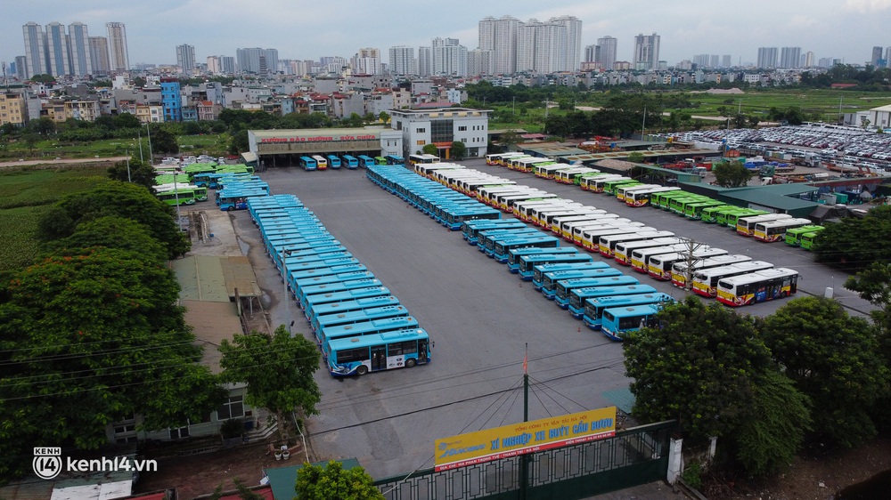 Cận cảnh hàng trăm ô tô nằm bất động, phơi nắng trong những ngày giãn cách ở Hà Nội - Ảnh 2.