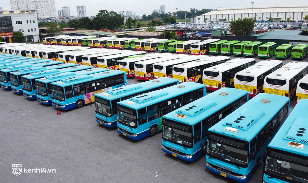 Cận cảnh hàng trăm ô tô nằm bất động, phơi nắng trong những ngày giãn cách ở Hà Nội - Ảnh 3. Cận cảnh hàng trăm ô tô nằm bất động, phơi nắng trong những ngày giãn cách ở Hà Nội - Ảnh 3.