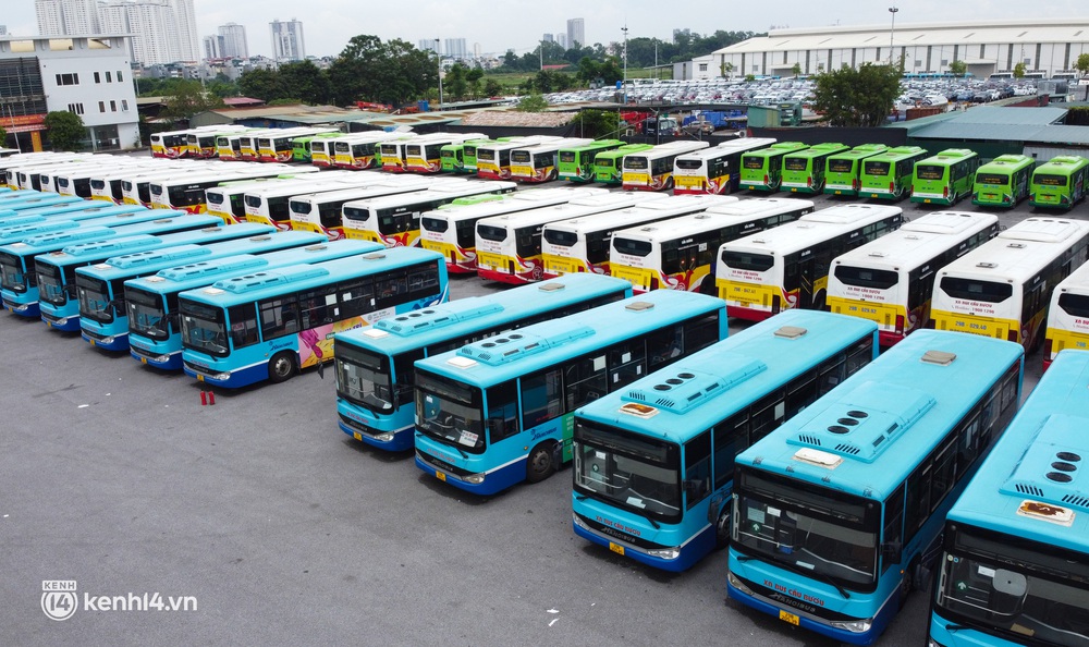 Cận cảnh hàng trăm ô tô nằm bất động, phơi nắng trong những ngày giãn cách ở Hà Nội - Ảnh 3.