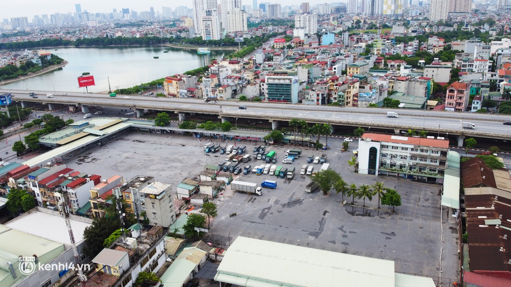 Cận cảnh hàng trăm ô tô nằm bất động, phơi nắng trong những ngày giãn cách ở Hà Nội - Ảnh 12.