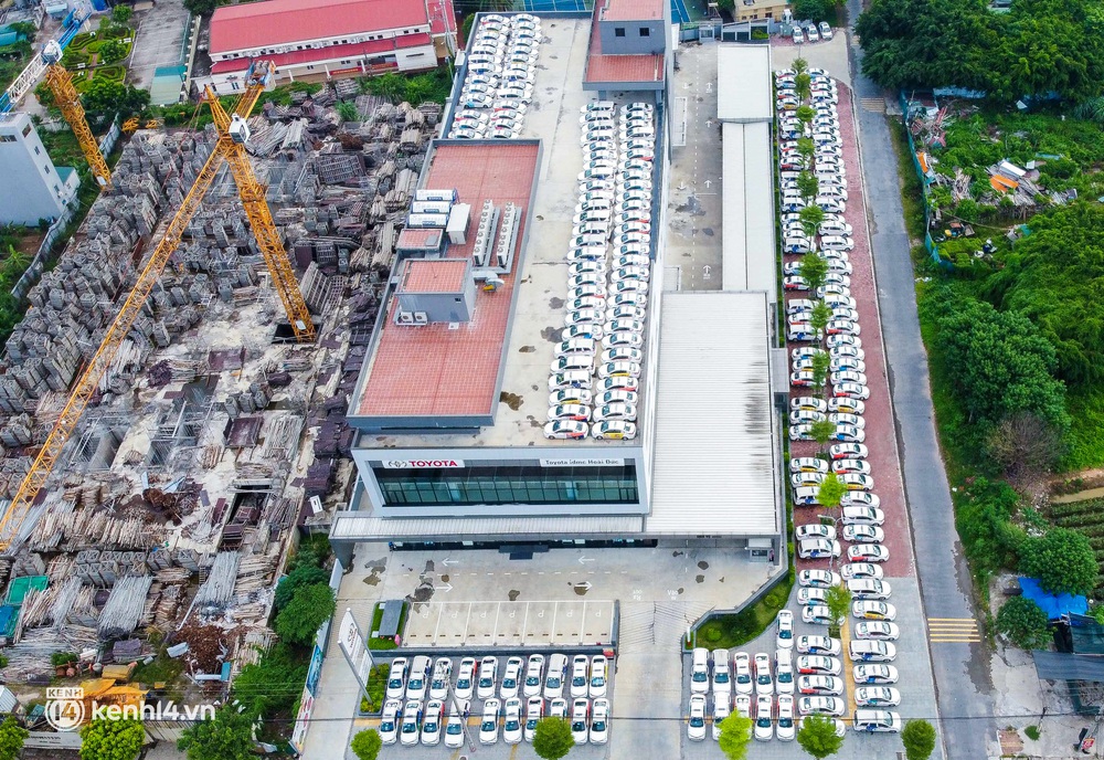 Cận cảnh hàng trăm ô tô nằm bất động, phơi nắng trong những ngày giãn cách ở Hà Nội - Ảnh 7. Cận cảnh hàng trăm ô tô nằm bất động, phơi nắng trong những ngày giãn cách ở Hà Nội - Ảnh 7.