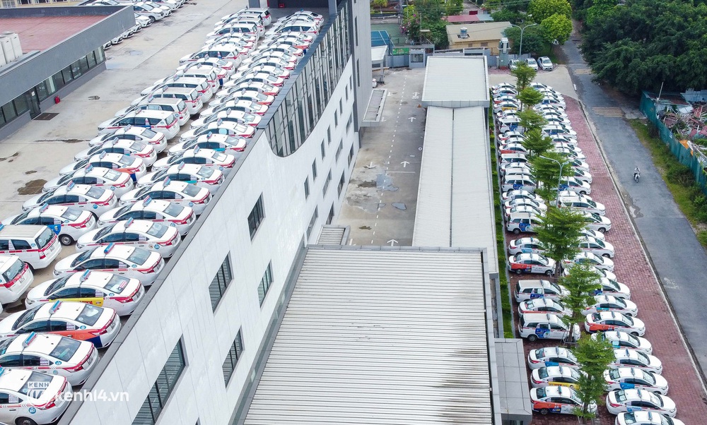 Cận cảnh hàng trăm ô tô nằm bất động, phơi nắng trong những ngày giãn cách ở Hà Nội - Ảnh 8.