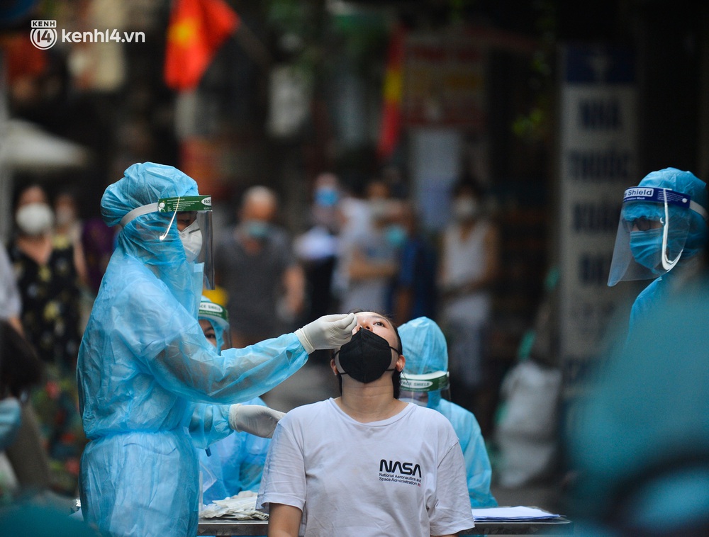 Ảnh: Lấy mẫu xét nghiệm cho 5.000 người trong 2 khu dân cư ở Hà Nội vì liên quan chùm ca bệnh Covid-19 - Ảnh 9.