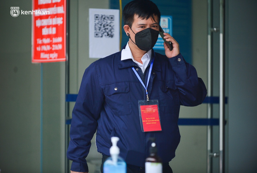 Hà Nội: Phong toả tạm thời chung cư HH4C Linh Đàm, lực lượng chức năng xem camera truy vết người liên quan - Ảnh 7.