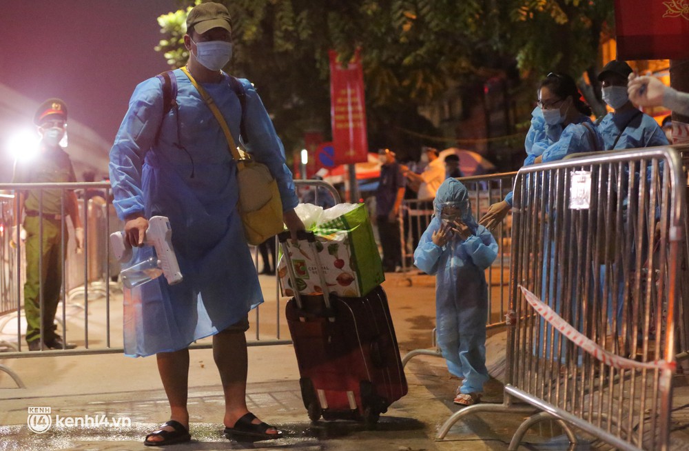 Hà Nội: Xót xa hình ảnh trẻ nhỏ tại ổ dịch quận Thanh Xuân trong ngày đầu theo bố mẹ đến vùng an toàn - Ảnh 3.