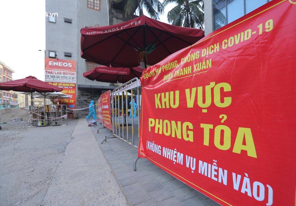 Ảnh: Cận cảnh phong toả chung cư cao cấp 2000 dân ở Hà Nội do liên quan 4 F0 trong cùng gia đình - Ảnh 3. Ảnh: Cận cảnh phong toả chung cư cao cấp 2000 dân ở Hà Nội do liên quan 4 F0 trong cùng gia đình - Ảnh 3.