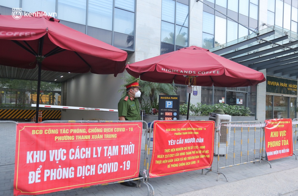 Ảnh: Cận cảnh phong toả chung cư cao cấp 2000 dân ở Hà Nội do liên quan 4 F0 trong cùng gia đình - Ảnh 2. Ảnh: Cận cảnh phong toả chung cư cao cấp 2000 dân ở Hà Nội do liên quan 4 F0 trong cùng gia đình - Ảnh 2.